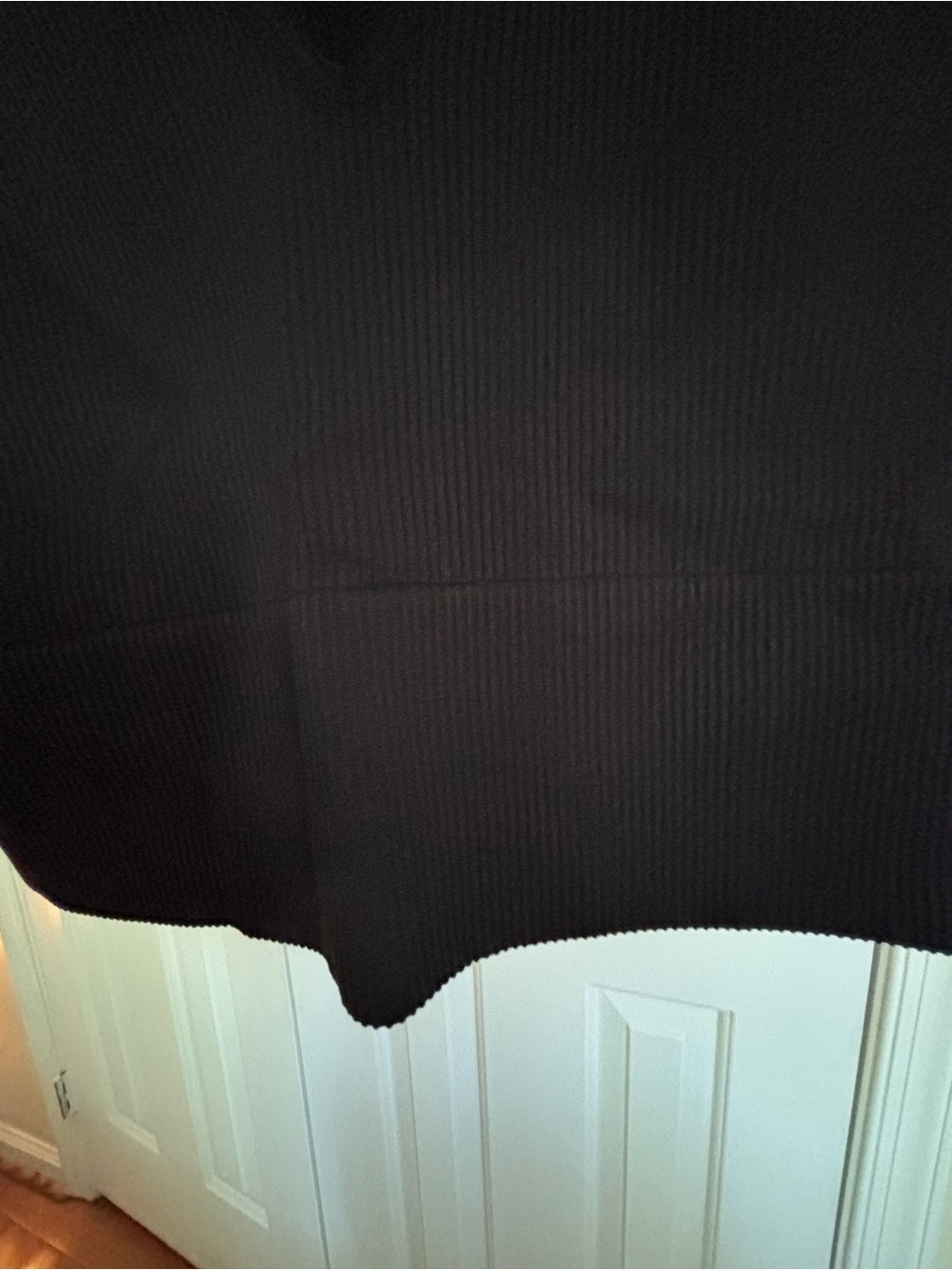 Black Ribbed V-Neck Crop Tank Top - Picture 3 of 4